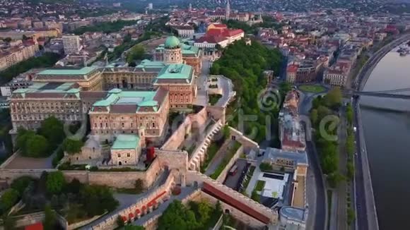 匈牙利布达佩斯黎明时分Buda城堡皇家宫殿4K空中超移时间镜头视频的预览图