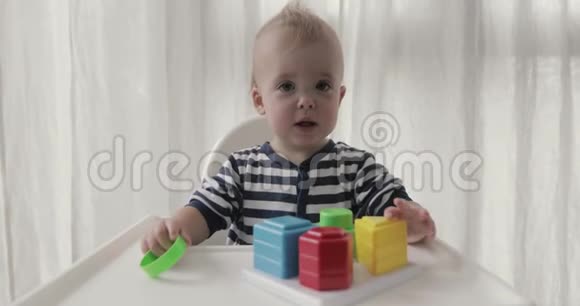 小孩玩教育玩具坐高椅视频的预览图