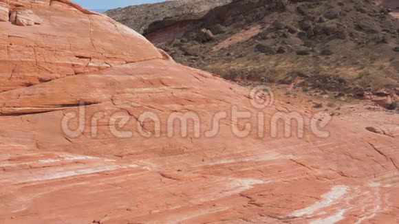 沙漠岩石和悬崖在红岩峡谷国家保护区慢动作视频的预览图