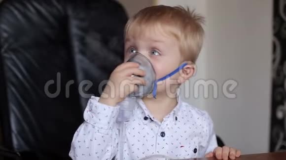 小男孩通过蒸汽吸入器呼吸视频的预览图