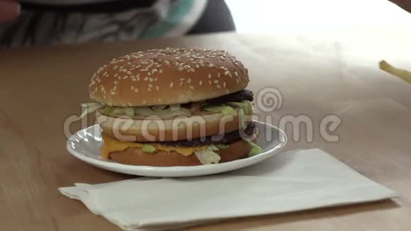 一个正在享受新鲜汉堡的女孩视频的预览图