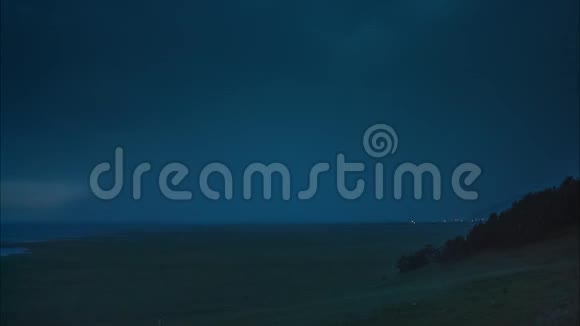 西伯利亚贝加尔湖贝加尔湖贝里格上闪电般的雷暴视频的预览图