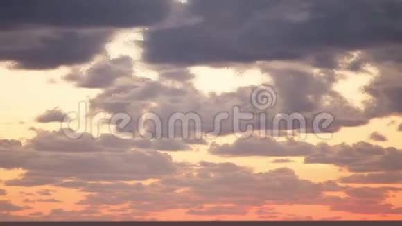 日出穿过云层时光流逝视频的预览图