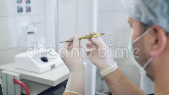 医生手中的医疗工具外科医生演示了一个金属夹子视频的预览图