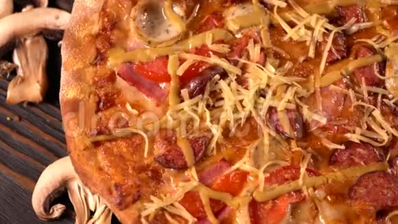 薄脆皮的自制披萨视频的预览图