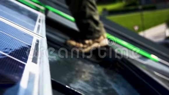 工人正在洗屋顶上的太阳能电池板视频的预览图