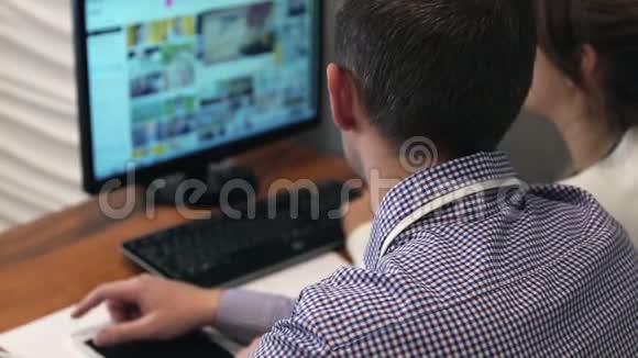 办公室工作人员携带笔记本电脑视频的预览图