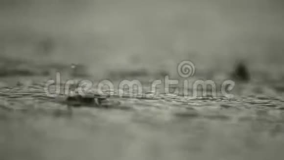 水面下大雨斯马尔湖就在城市的尽头倾盆大雨慢速视频视频的预览图