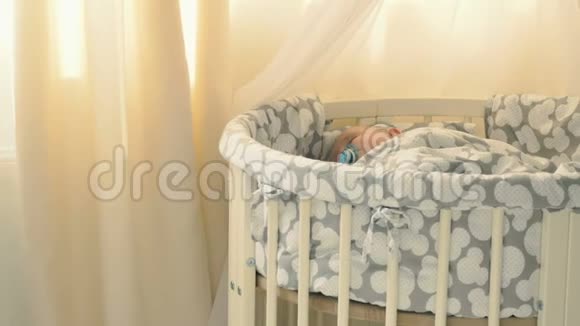 有假人的可爱宝宝在家睡在婴儿床上视频的预览图
