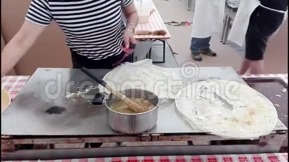 烹饪博伦吉典型的意大利食物视频的预览图