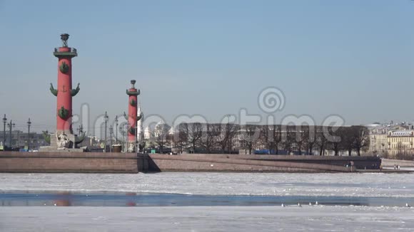 瓦西里耶夫斯基岛上的斯特雷卡风景四月的晴天圣彼得堡视频的预览图