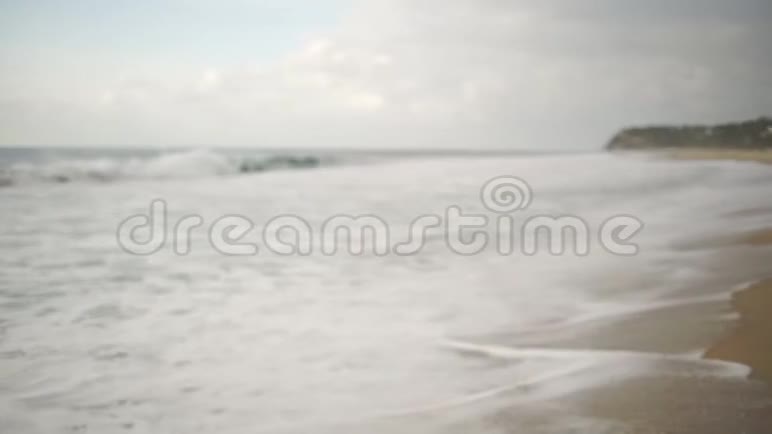 冲浪板看海浪的女孩视频的预览图