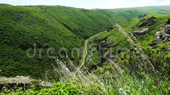 亚美尼亚峡谷深处的道路视频的预览图