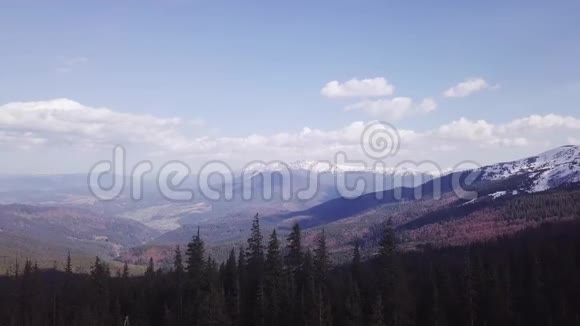 日落山峰边高空飞行鼓舞人心的冬季自然景观概念视频的预览图