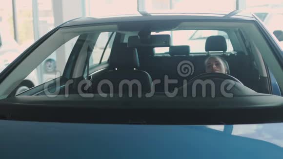 这位女士在汽车陈列室使用现代汽车自动座椅视频的预览图