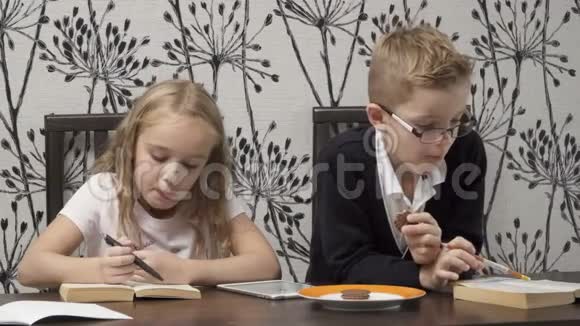 可爱的孩子在室内看书视频的预览图