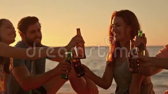 朋友们在海滩喝啤酒视频的预览图