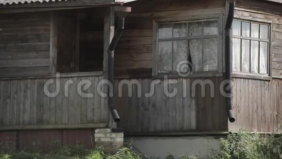 旧木屋的入口视频的预览图