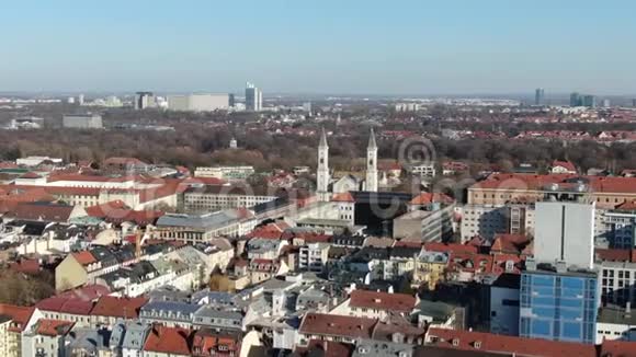 德国慕尼黑建筑的空中镜头晴天4k视频的预览图