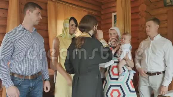 牧师念祷告父母和教父母听婴儿洗礼仪式视频的预览图