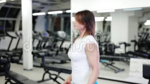 女人在健身房里用绳子跳视频的预览图