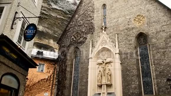 欧洲奥地利萨尔茨堡地区墙上生长的常春藤教堂景观圣比亚吉奥冬季视频的预览图