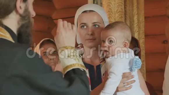 牧师穿过婴儿抚摸他的头婴儿洗礼仪式视频的预览图