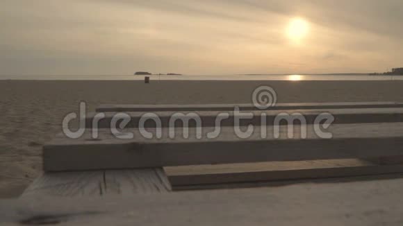 日出日落在一个孤独的沙滩河岸柔和的颜色视频的预览图