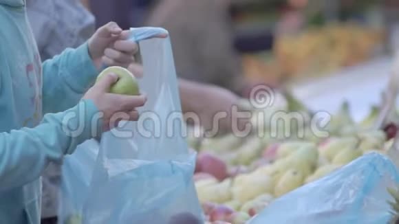 水果市场塑料袋污染视频的预览图