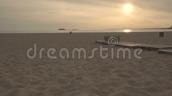 日出日落在孤独的沙滩河边柔和的颜色视频的预览图