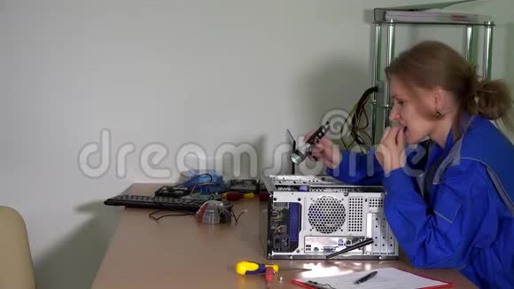粗心的女电脑维修专家给客户修理过的平板电脑视频的预览图