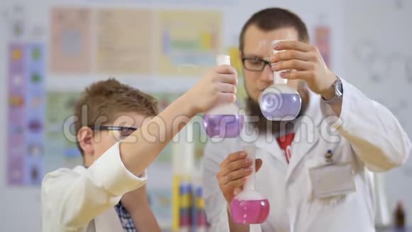 化学家和学生用干冰和彩色液体做实验视频的预览图
