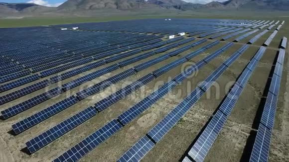 草地景观太阳能电池板的鸟瞰图视频的预览图