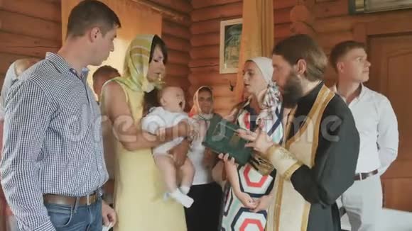 在婴儿洗礼仪式上教母和母亲对新生儿进行殴打视频的预览图