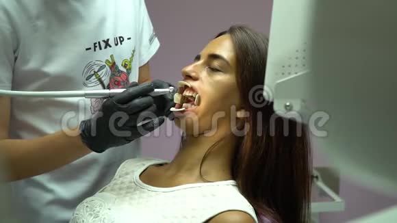 牙医牙诊所客户口腔医生牙医治疗年轻客户的牙齿牙钻牙科视频的预览图
