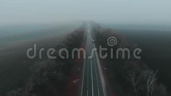 空中秋雾笼罩着道路和田野飞行着无人机视频的预览图