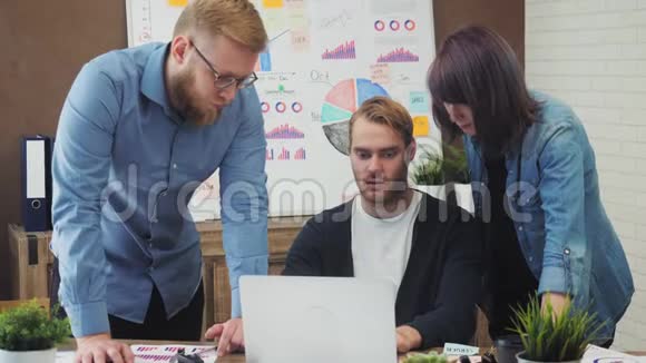 年轻的商业经理团队使用电脑分析数据视频的预览图