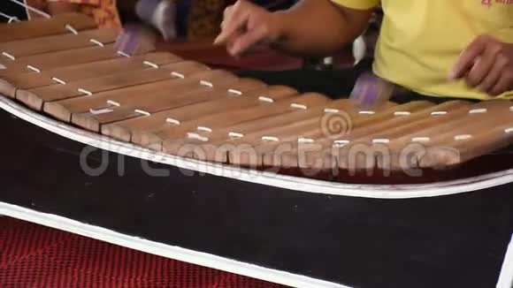 泰国人演奏Ranatek或木琴传统泰国乐器表演视频的预览图