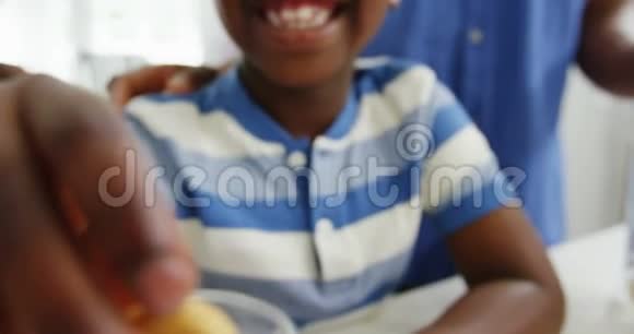 男孩吃心形饼干视频的预览图