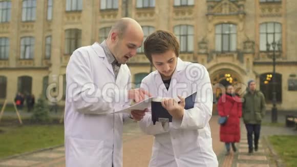 两名医科学生在校园里交谈视频的预览图