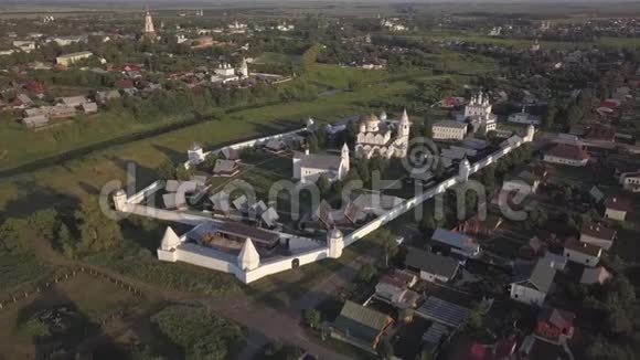 俄罗斯弗拉基米尔州苏兹达尔的波克洛夫斯基修道院的鸟瞰图视频的预览图