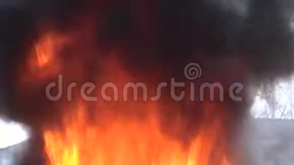 火烟燃烧的房子视频的预览图