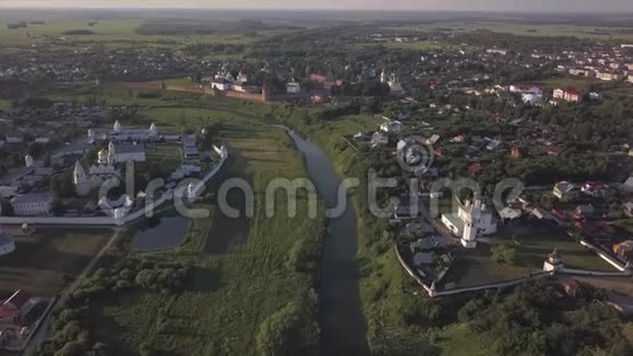 在苏兹达尔修道院上空飞行弗拉基米尔地区视频的预览图
