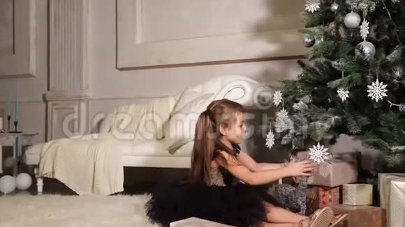 可爱的小女孩拿着礼物盒视频的预览图
