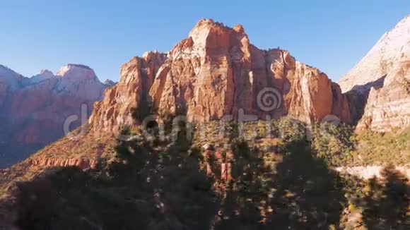 运动从高山上的汽车上观看锡安国家公园4K视频的预览图
