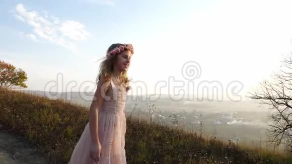 快乐可爱的女孩从山上跑出来背景上令人惊叹的风景视频的预览图