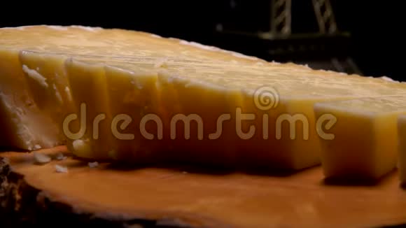 叉子拿一块硬奶酪视频的预览图