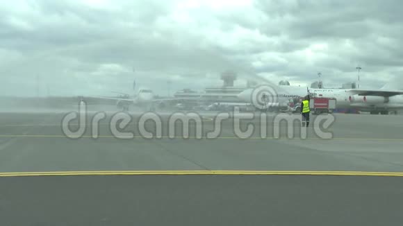 飞机被浇了水飞机停在机场视频的预览图