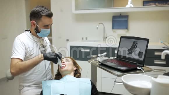 牙科医生用d扫描仪扫描病人的牙齿视频的预览图
