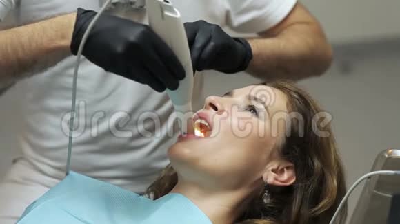 牙科医生用d扫描仪扫描病人的牙齿视频的预览图